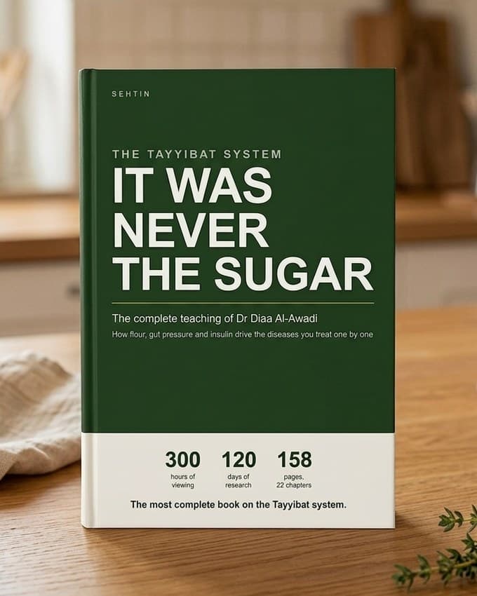 كتاب طيّبات موضوعاً على سطح المطبخ، غلاف أخضر